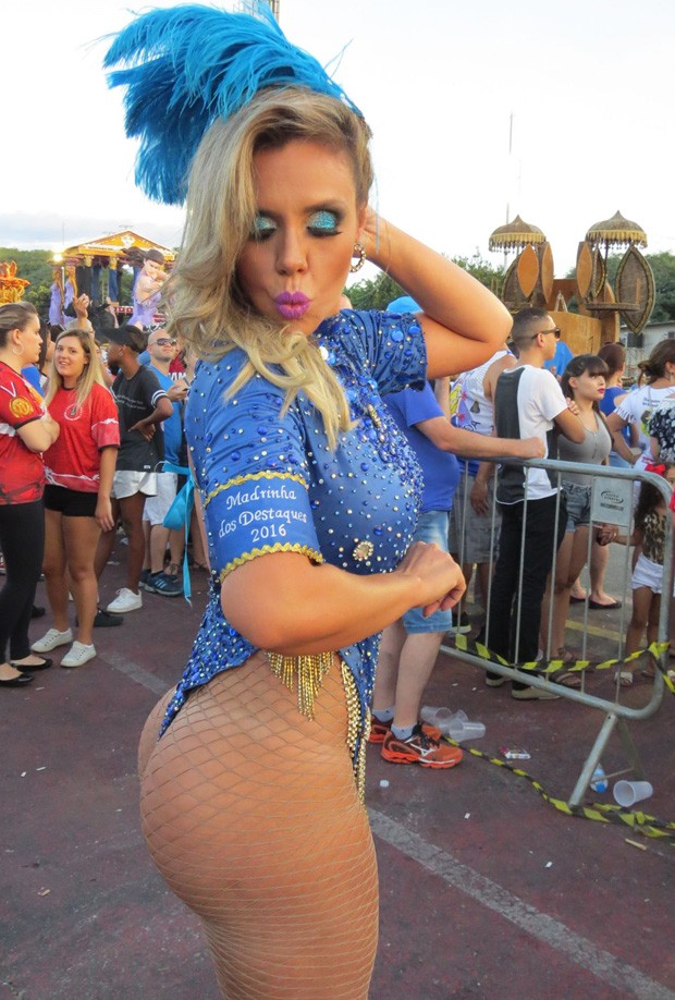 Tatuagem feminina delicada bunda Coroa mae do amigo porno amador
