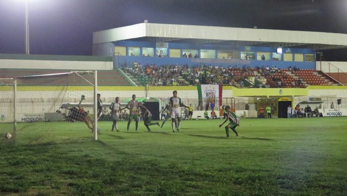 Baraúnas vence o Palmeira-RN por 3 a 2 no Estádio Nogueirão, em Mossoró (Foto: José Mário/Mossoró Hoje)