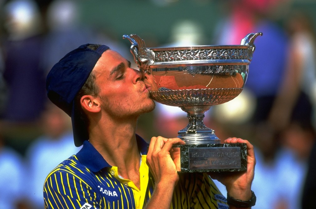 Guga e a consagração com o título de Roland Garros em 1997 (Foto: Gary M. Prior/Getty Images)