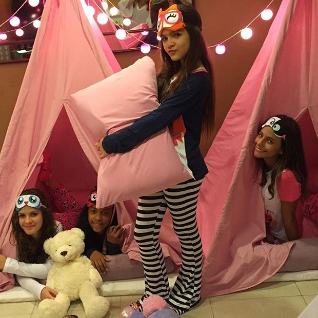 Mel Maia festeja aniversário com amigas em festa do pijama no Rio (Foto: Reprodução/Instagram)