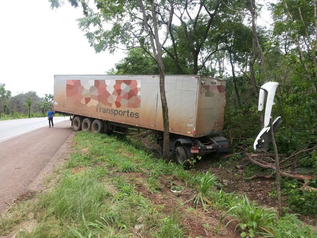 Caminhão derrapou por causa da pista molhada (Foto: Divulgação/Paparazzo Caminhões da BR-153)