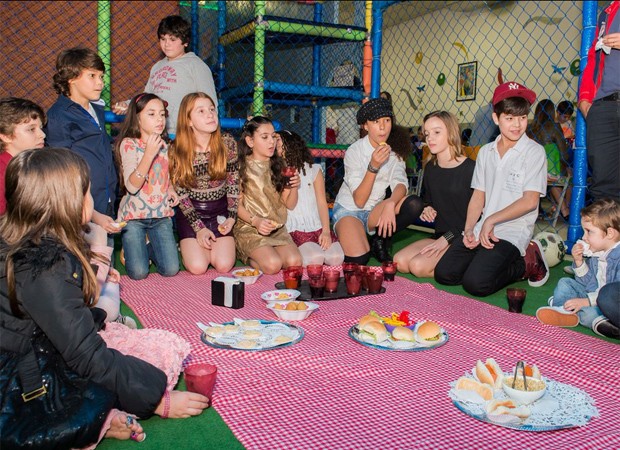 Para diversão dos convidados, pic-nic foi montado em buffet infantil (Foto: Divulgação)