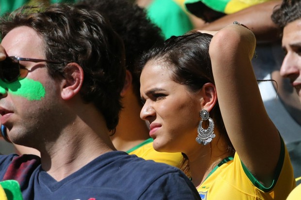 Bruna Marquezine no estádio (Foto: William Volcov / BPP/ AgNews)