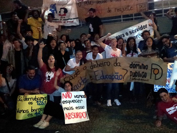 Manifestantes comemoram reajuste zero aprovado pelos vereadores (Foto: Leandro Filippi / G1)