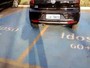 Carro estaciona de forma torta e ocupa duas vagas para idosos no DF
