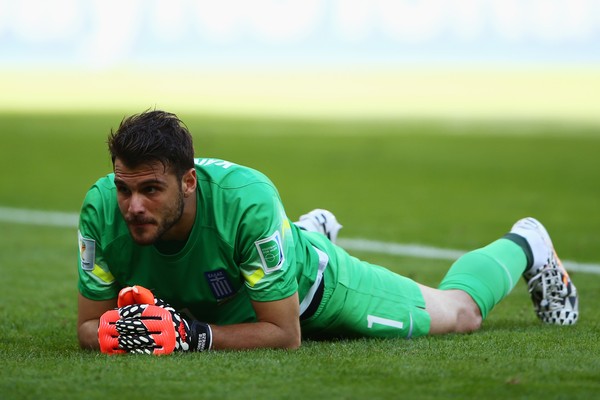 Mesmo com o a Grécia jogando boa parte do jogo com um a menos, o goleiro Karnezis não precisou trabalhar muito no jogo contra o Japão (Foto: Getty images)