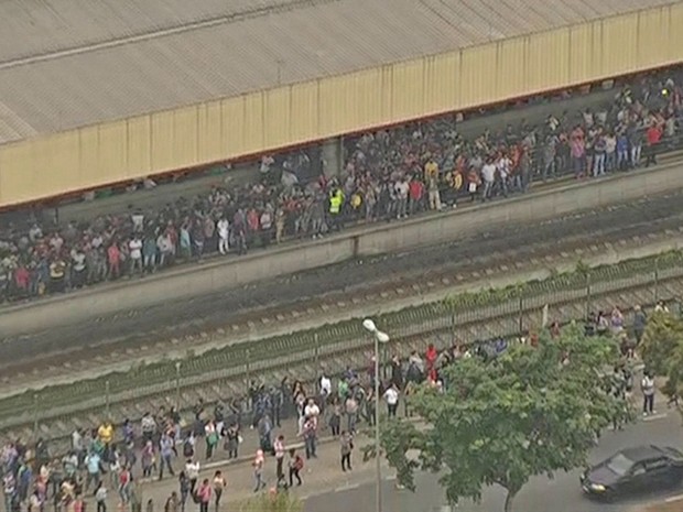 Trem para e passageiros lotam plataforma na CPTM em SP (Foto: Reprodução/ TV Globo)