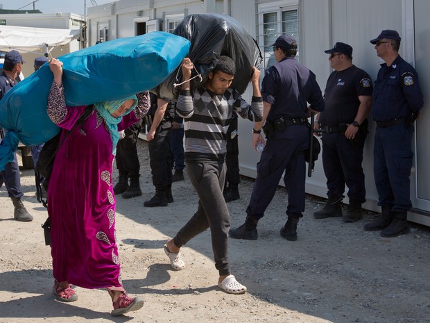 Havia 8.424 refugiados e migrantes no campo na segunda-feira (Foto: Darko Bandic/AP)