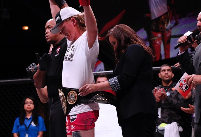 Tonya Evinger recebe o cinturão dos pesos-galos no Invicta FC 13 (Foto: Evelyn Rodrigues)