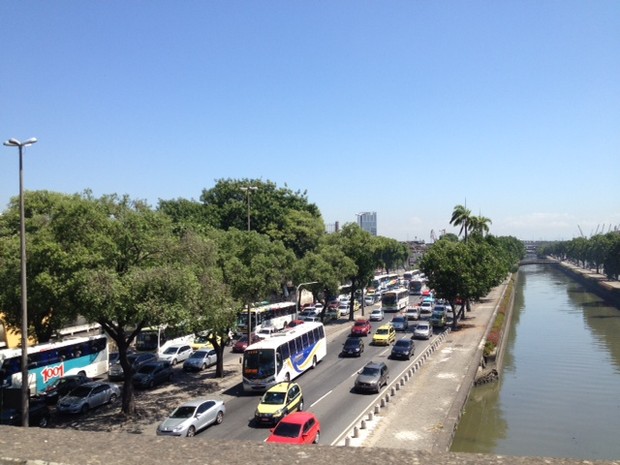 Avenida Francisco Bicalho, no Centro, também apresenta problemas nos sinais de trânsito (Foto: Mariucha Machado/G1)