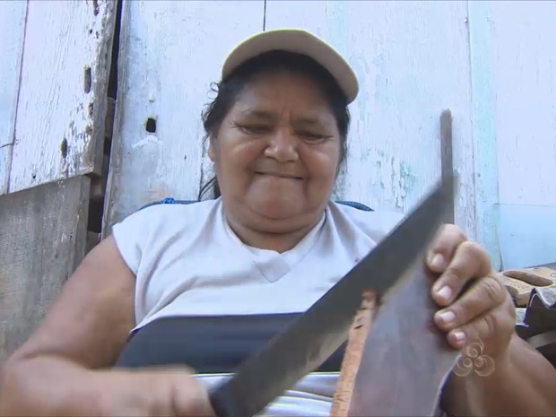 Dona de casa produz colher de pau artesanalmente (Foto: Reprodução/TV Rondônia)