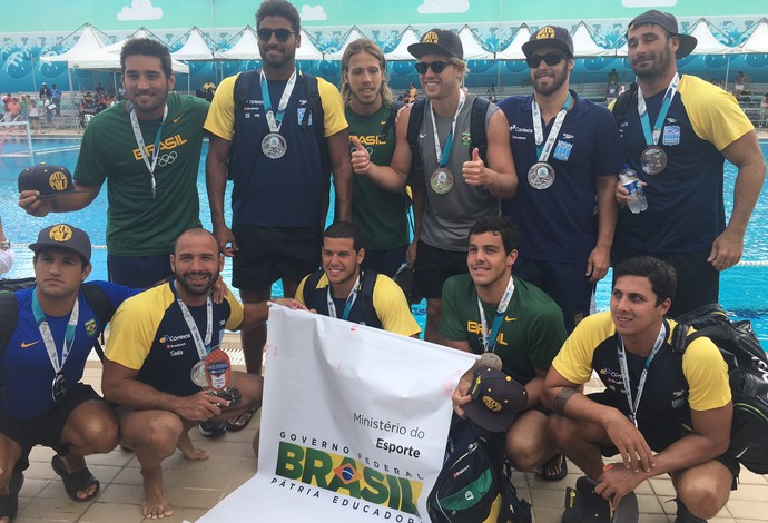 Apesar da derrota, brasileiros receberam medalha após o amistoso em Salvador - polo aquático (Foto: Thiago Quintella)