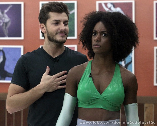 Que isso, Ivi? Bailarina faz cara de assustada (Foto: Domingão do Faustão / TV Globo)