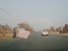 Motociclista cai em colchão após ser atingido pelo objeto na Tailândia