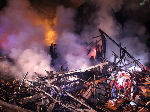 Residência ficou completamente destruída pelas chamas  (Foto: João Carlos Frigério / AE)