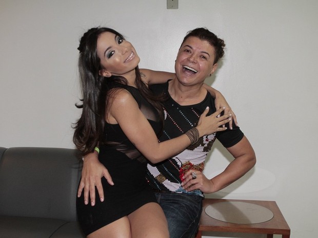 Anitta se diverte com David Brazil (Foto: Isac Luz/EGO)