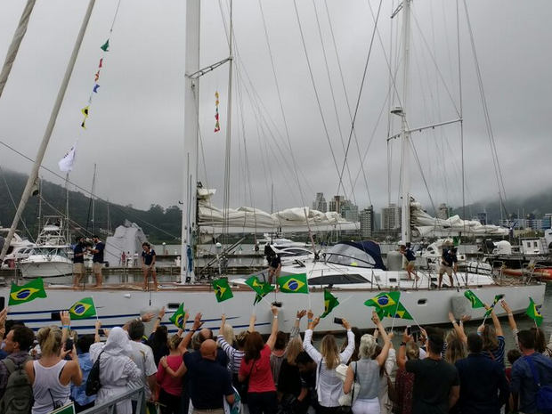 Moradores da regi&atilde;o de Itaja&iacute; foram a marina recepcionar os Schurmann (Foto: Bianca Ingletto/RBS TV)