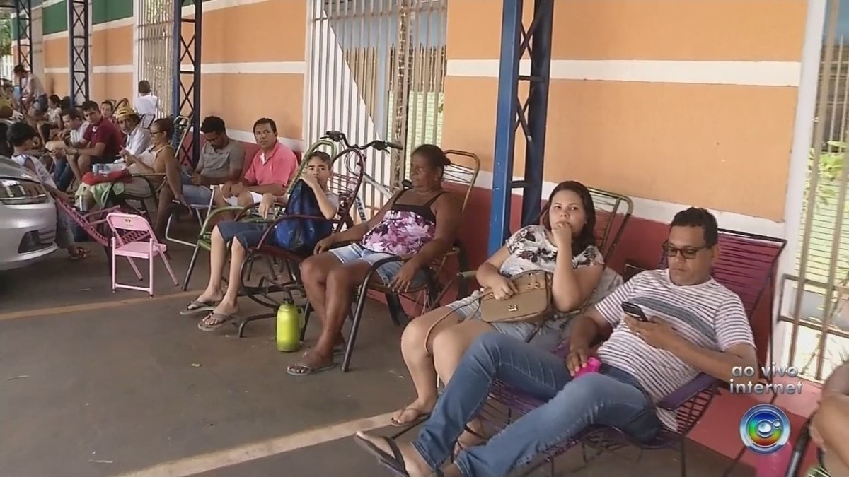 Pais Fazem Fila Em Frente A Escola De Castilho Para Matricular Os