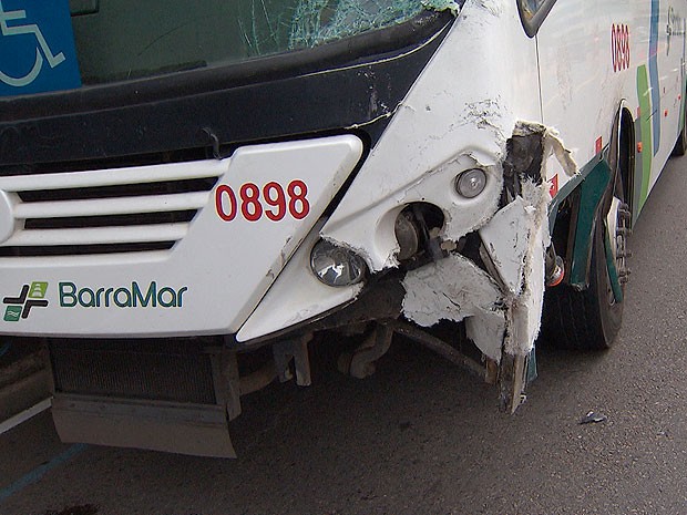 Ônibus envolvido em acidente na Barra, Salvador, Bahia (Foto: Reprodução TV Bahia)