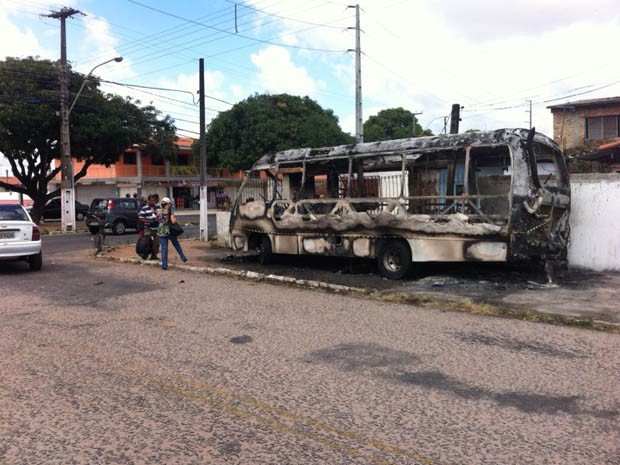 Carro ficou completamente destruído (Foto: Matheus Magalhães/G1)