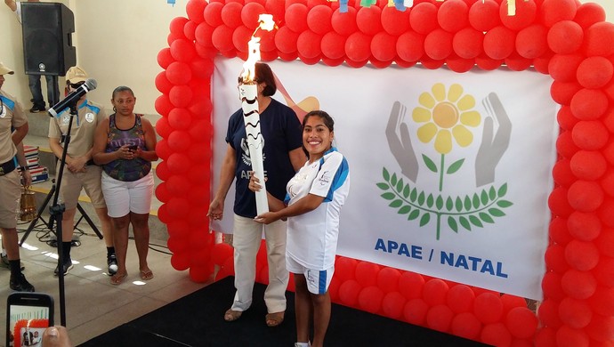 RN - Maria Imaculada conduziu a tocha paralímpica na Apae, em Natal (Foto: Jocaff Souza/GloboEsporte.com)