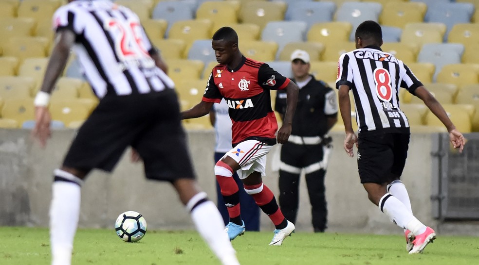Vinicius Junior em jogada com Elias no empate no Maracanã (Foto: André Durão)