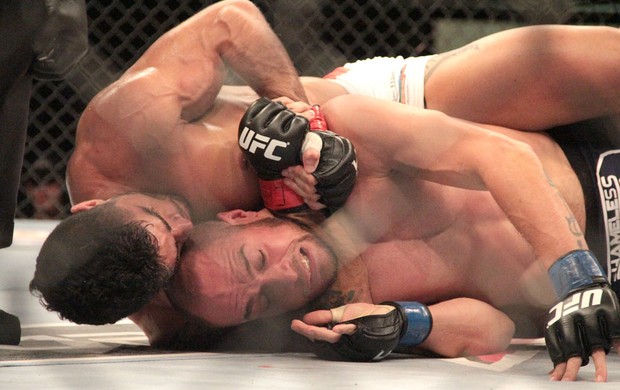 Thiago Tavares e Justin Salas UFC Goiânia (Foto: Rodrigo Malinverni)