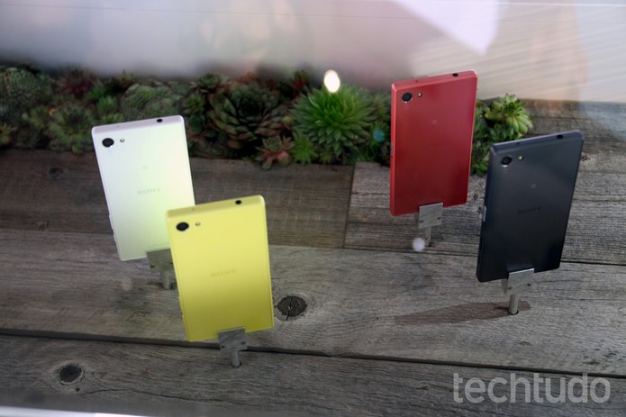 Xperia Z5 xompact estará disponível nas cores branca, preta, amarela e vermelha (Foto: Fabrício Vitorino/TechTudo) Xperia Z5 xompact estará disponível nas cores branca, preta, amarela e vermelha (Foto: Fabrício Vitorino/TechTudo)