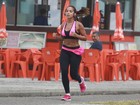 Anitta corre, ganha 'conferida discreta' e vai embora de carrão