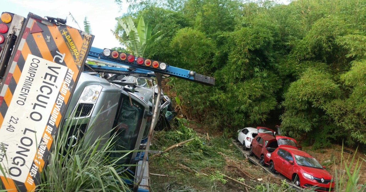 G1 Caminhão cegonha 10 veículos tomba na BR 101 em Flexeiras AL