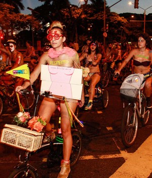 Ciclistas fazem 'Bicicletada Pelada' em protesto no Centro do Rio (Edson Taciano/Futura Press/Estadão Conteúdo)