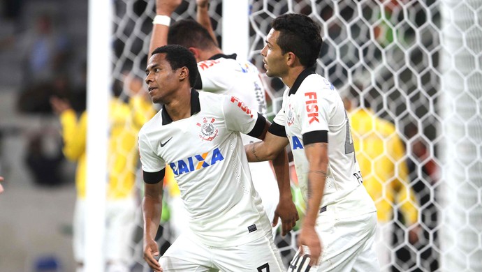Elias celebra reestreia pelo Timão e espera novos amistosos