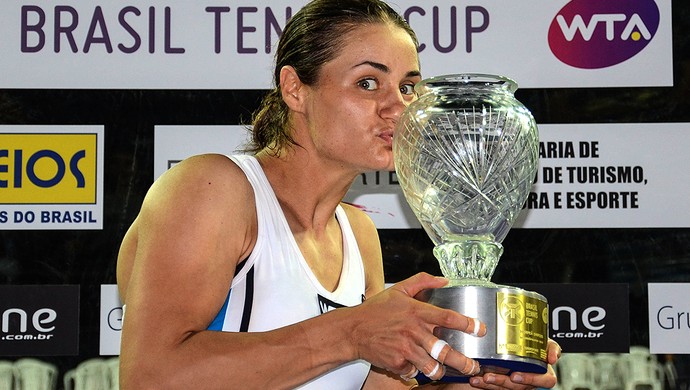 Monica Niculescu com o troféu do WTA Brasil (Foto: Marcelo Ruschel / POA Press)