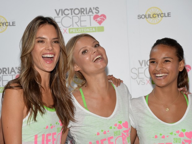 Alessandra Ambrósio, Magdalena Frackowiak e Gracie Carvalho em evento em Nova York, nos EUA (Foto: Mike Coppola/ Getty Images/ AFP)