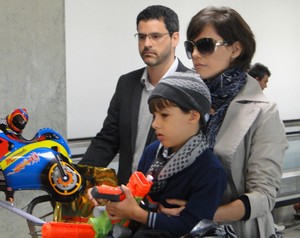 Bruno Garcia, Deborah e o pequeno Daniel (Foto: Louco por Elas / TV Globo)