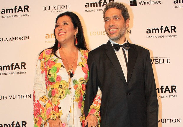 Regina Casé e Estevão Ciavatta no baile de gala da amfAR (Foto: Celso Tavares / EGO)
