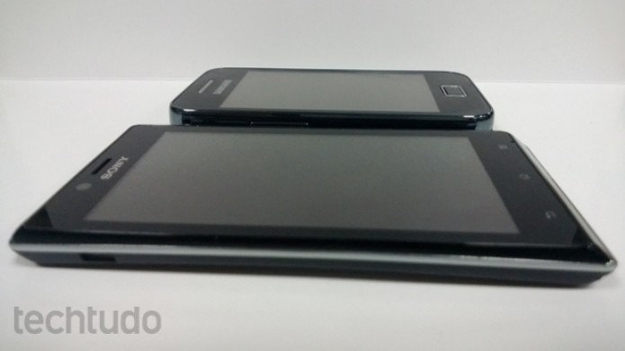 Xperia J, da Sony, é maior e mais fino do que o Galaxy Ace, da Samsung (Foto: Elson de Souza/TechTudo) Xperia J, da Sony, é maior e mais fino do que o Galaxy Ace, da Samsung (Foto: Elson de Souza/TechTudo)