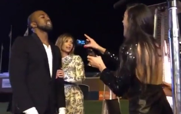 Kanye West pede Kim Kardashian em casamento (Foto: Video/Reprodução)