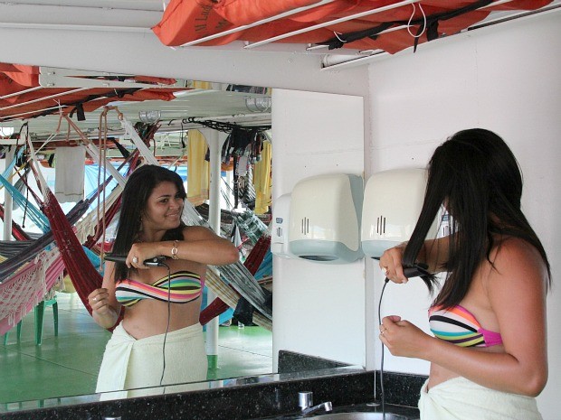 Manauara aproveita local para tomar banho e se arrumar para o Festival (Foto: Frank Cunha/G1 AM)