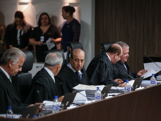 Sessão do Tribunal de Contas da União para análise das contas do governo federal em 2014 no plenário TCU, em Brasília (Foto: André Dusek/Estadão Conteúdo)