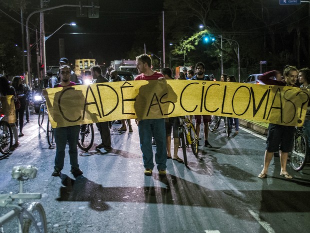 Faixa cobrava construção de ciclovias em Piracicaba durante protesto (Foto: Pietra Polo)