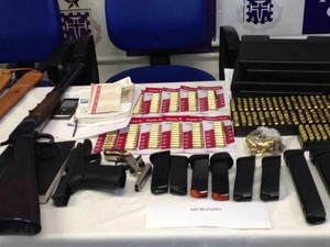 Armas foram apreendidas com ciganos em Simões Filho, na Bahia (Foto: Alan Oliveira/ G1) Armas foram apreendidas com ciganos em Simões Filho, na Bahia (Foto: Alan Oliveira/ G1)