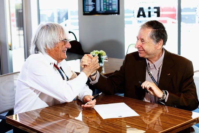 Com aperto de mão, Bernie Ecclestone e Jean Todt selam acordo para implementação de novo Pacto da Concórdia (Foto: Getty Images)