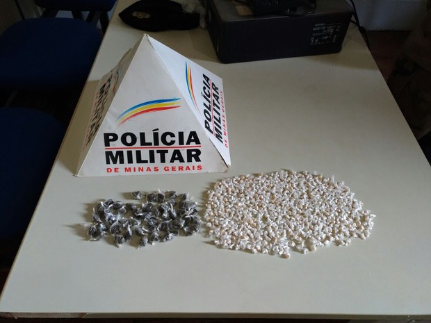 Cão farejador localiza drogas no Bairro Morrinhos (Foto: Polícia Militar/Divulgação)