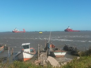 Dois dos oito rebocadores que serão utilizados na operação (Foto: Julieta Amaral/RBS TV)