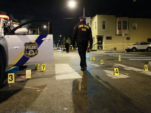 Investigador caminha pelo local onde o policial Jesse Hartnett foi baleado, na Filadélfia, na sexta (8) (Foto: AP Photo/Joseph Kaczmarek) Investigador caminha pelo local onde o policial Jesse Hartnett foi baleado, na Filadélfia, na sexta (8) (Foto: AP Photo/Joseph Kaczmarek)