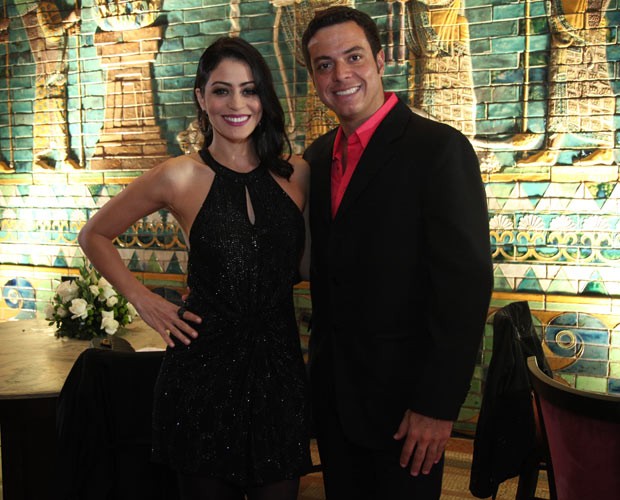 Carol Castro posa com Leandro Azevedo, seu professor no Dança dos Famosos (Foto: Camila Camacho / TV Globo)