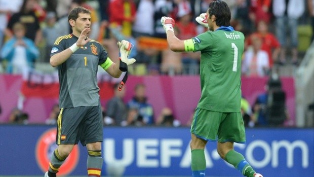 Buffon e Casillas se cumprimentam antes do jogo entre Itália e Espanha na 1ª fase (Foto: AFP)