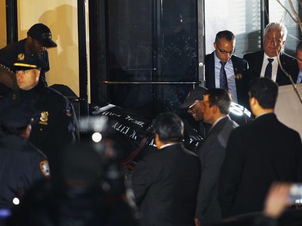 Corpo de Philip Seymour Hoffman é retirado de seu apartamento em Nova York, nos Estados Unidos (Foto: Joshua Lott/ Reuters)
