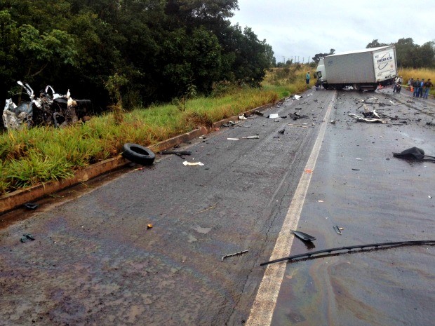 Homem morre em acidente entre carro e caminhão na BR-262, em Campo Grande. (Foto: Nadyenka Castro/ G1 MS)